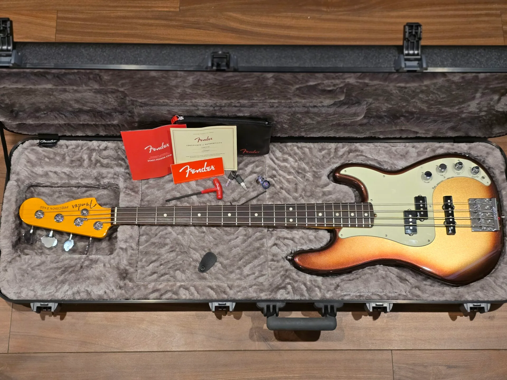 Fender American Ultra Precision Bass - Image 4